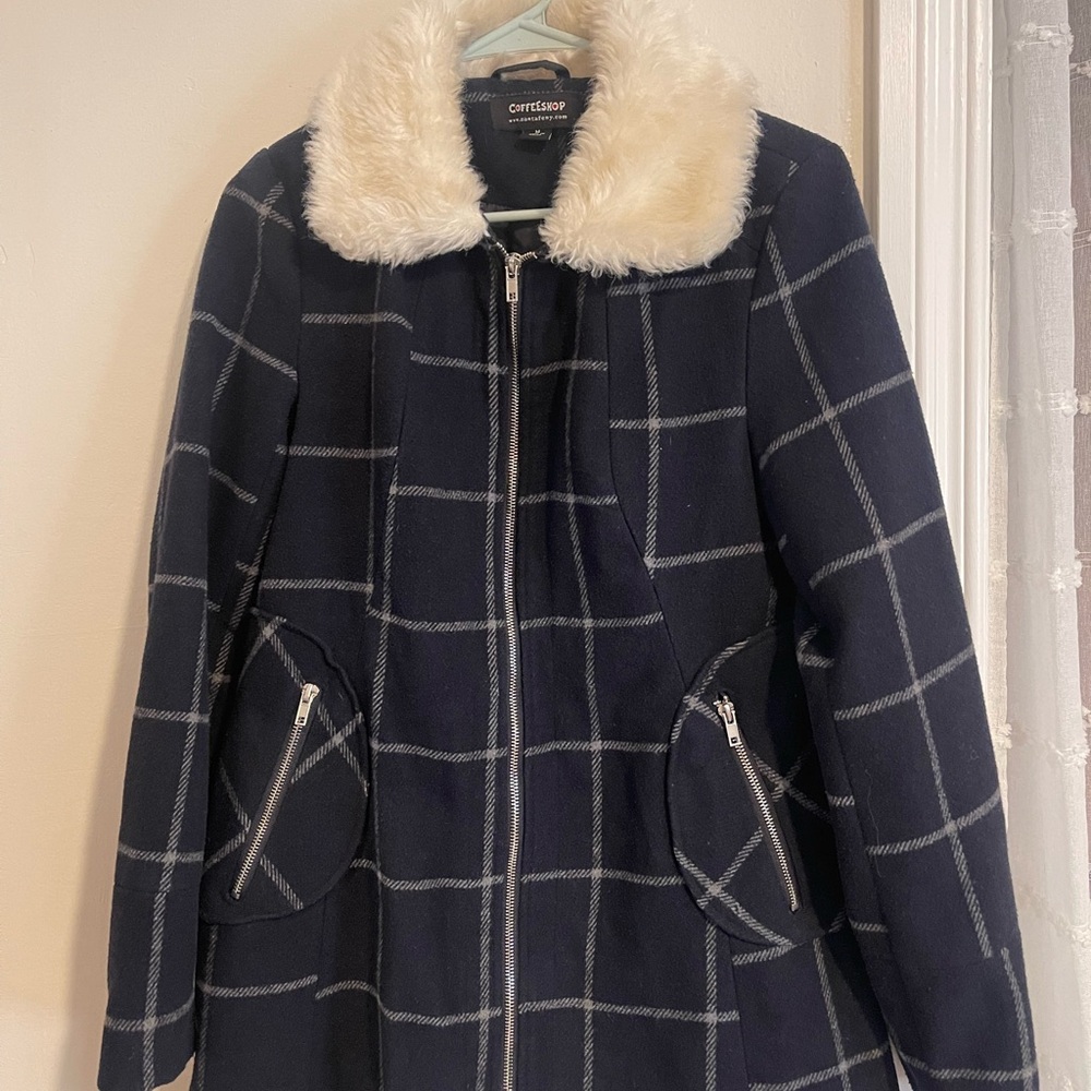 CoffeeShop Black and White Cape with Faux Fur Collar